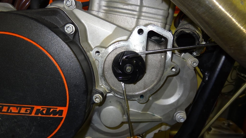 0811 KTM 450530 Water Pump Seal Replacement HowTo 250530 EXCF