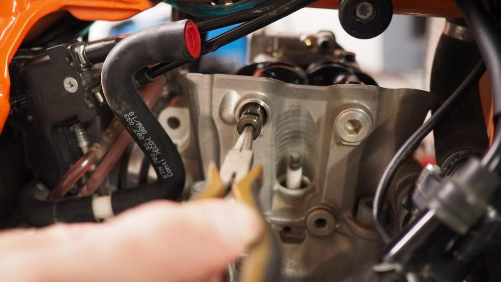 0811 KTM 450530 Rocker Shaft Upgrade, HowTo 250530 EXCF/XCFW